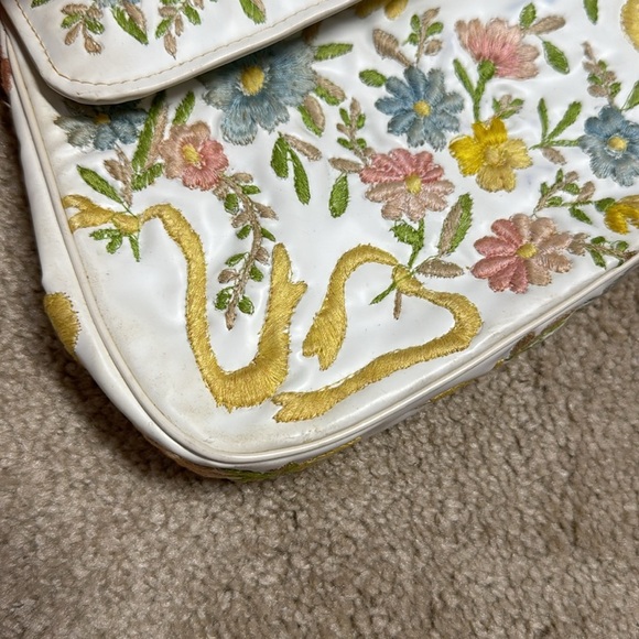 Floral Embroidered White Handbag - Picture 4 of 8